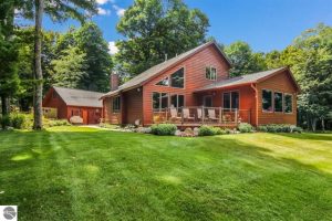 Benzie County home with views of Lake Michigan, Platte lakes, Loon Lake, Manitou Island